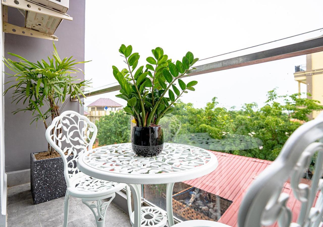 The Square Kampot Hotel Bagian luar foto